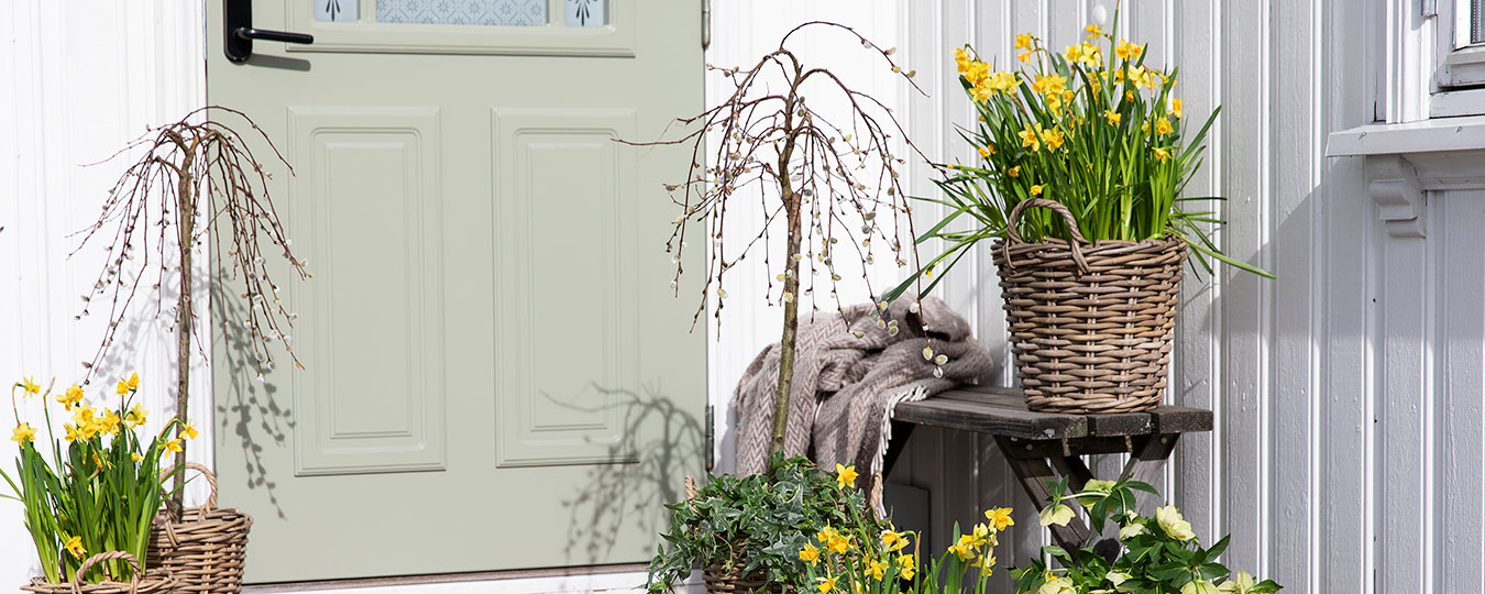 Interi&oslash;r- og blomsterbilde med klikkbare elementer